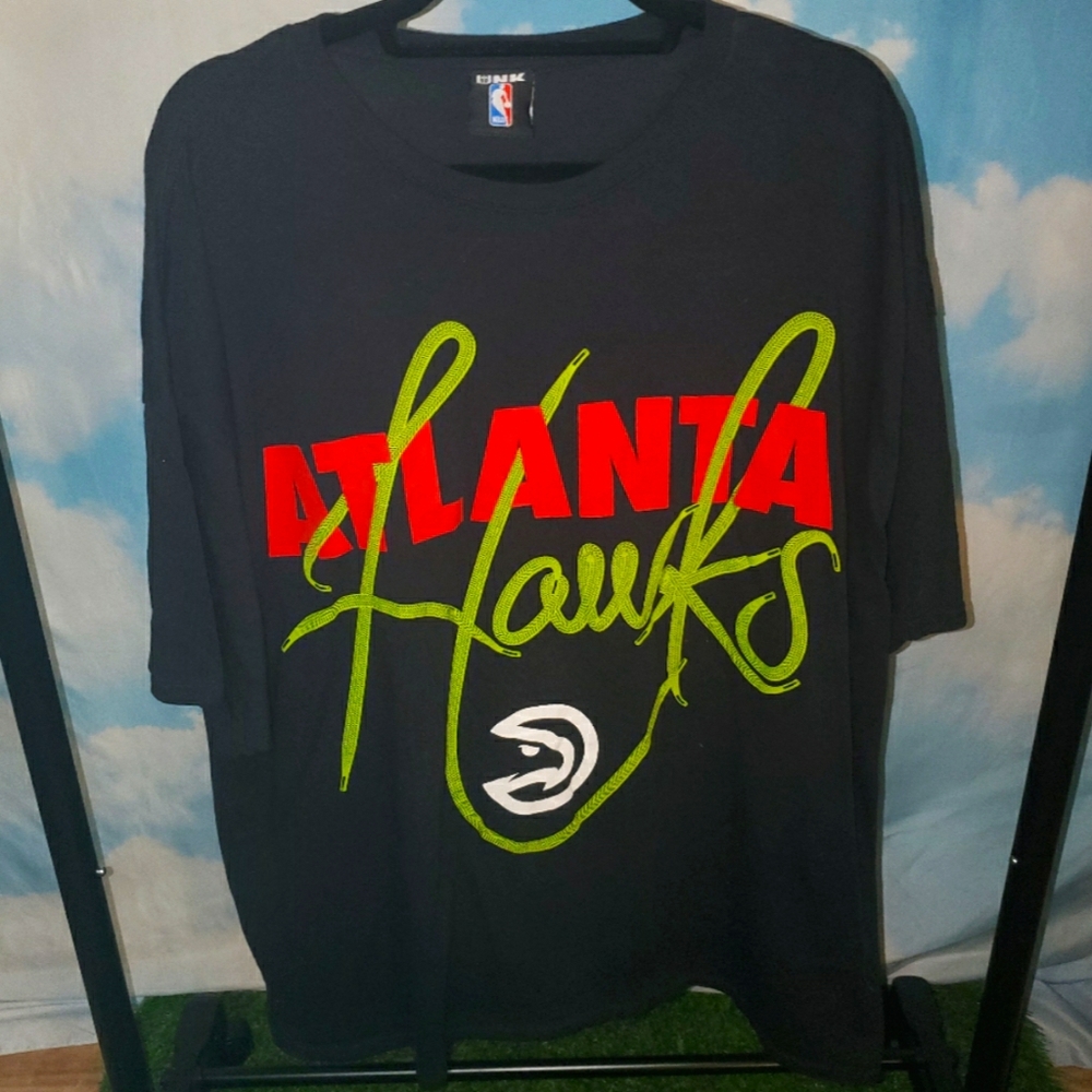 UNK NBA Atlanta Hawks Shoestring Logo Tee